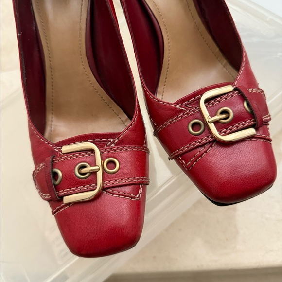 Red Bandolino heels with buckle detail - Picture 2 of 6